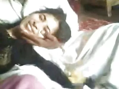 امرأة سمراء نحيفة أريانا ماري سخيف في فيلم جنسي للكبار فقط جوارب سوداء