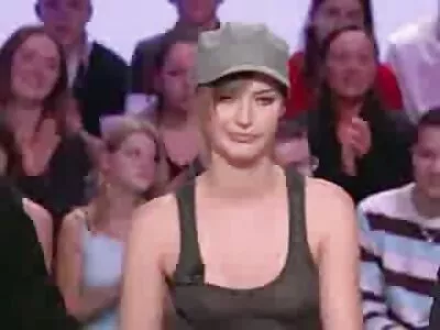 Nextdoot الرجل ينتقد افلام قصص للكبار الزوجة وحيدة الزوجة