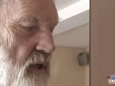 فاتنة المشاغب ترضي سكسي للكبار فقط جارها المتزوج